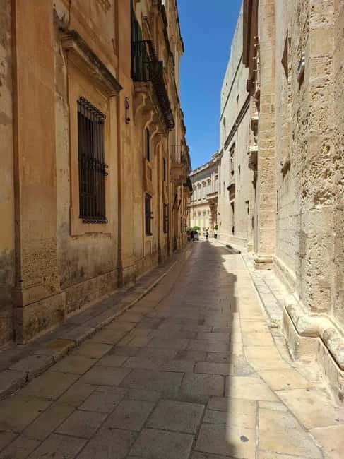 Malta: 5 hr Vintage Bus Tour - Mdina & Blue Grotto inc. food - Mdina: Your Hour to Wander Medieval Malta at Human Speed