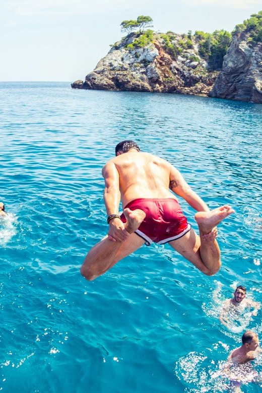 Malta: Boat Party + Watersport+ Comino+ OpenBar ALL INCLUDED - Live DJ set plus open bar: party energy without total chaos