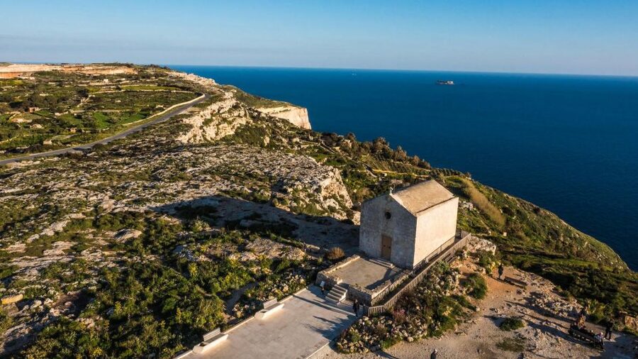 Malta: Mdina, Dingli Cliffs and San Anton Botanical Gardens - San Anton Botanical Gardens in Attard: ponds, peacocks, and a palace neighborhood