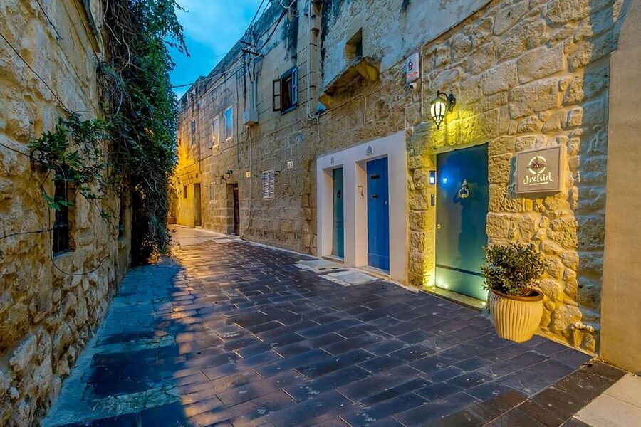 Mdina: Valletta Waterfront Area, Mdina, and Rabat Night Tour - Valletta after dark: bastions and fortifications you can read from the road