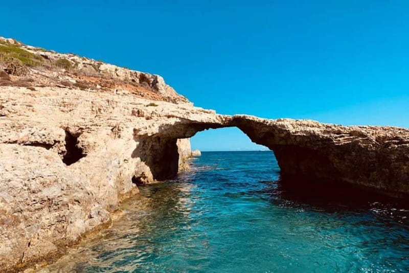 Mellieha: 1:00pm Speedboat round Comino Caves 2h Blue Lagoon - St Mary Battery Arch and Elephant Rock, the kind of stops you remember