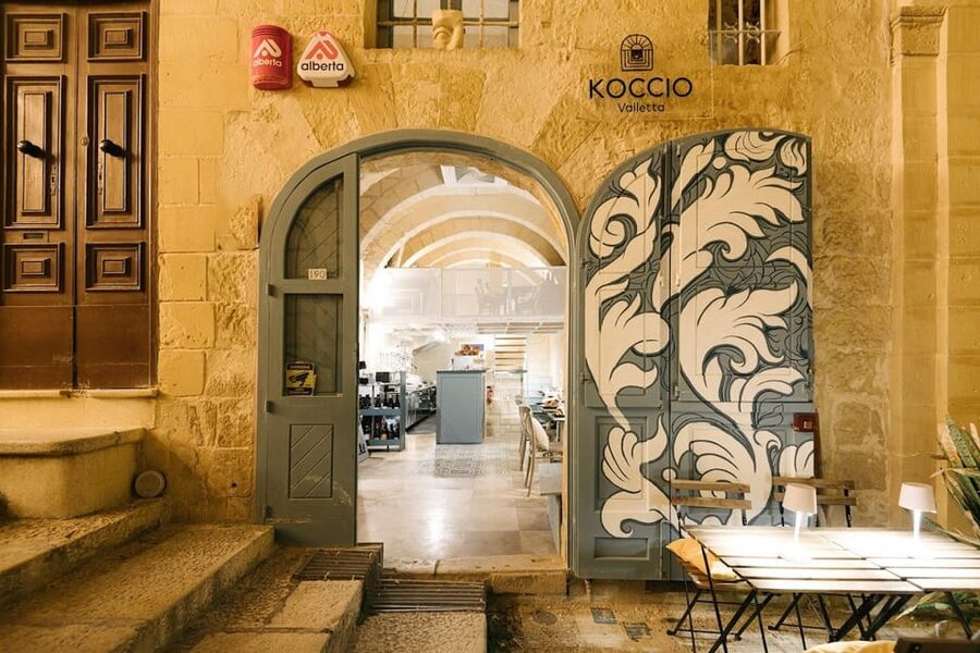 Romantic Italian Cuisine Dinner in Valletta - The staircase setting, photo timing, and how to not rush