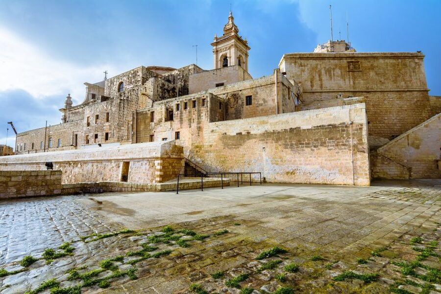 Sliema or St. Paul's Bay: Best of Gozo and Comino Day Trip - Mġarr Harbour logistics: staying calm at pickup and return